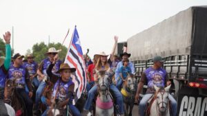 Natássia Weba participa de cavalgada em Nova Olinda
